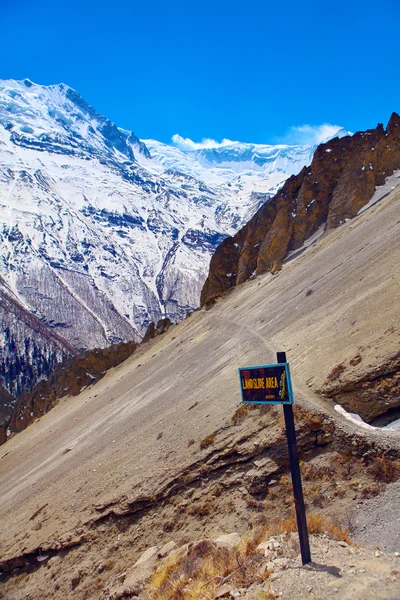 Montañas cubiertas de nieve . — Foto de Stock