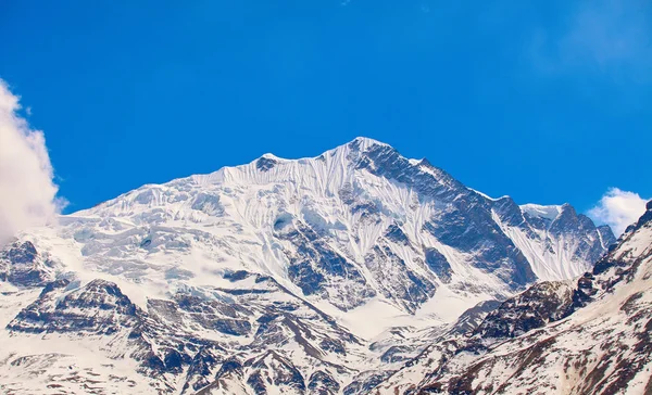 Montanhas cobertas de neve . — Fotografia de Stock