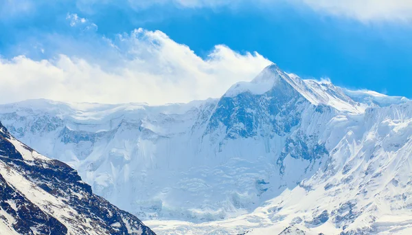 Sneeuw bedekte bergen. — Stockfoto