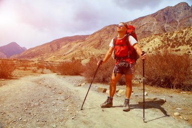 Dağlarda yürüyüş yapan