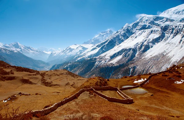 Montañas cubiertas de nieve . — Foto de Stock