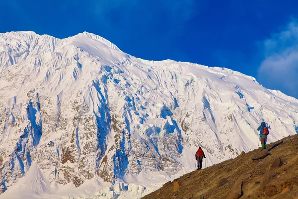 Climbers at the top of a pass — Stock Photo, Image