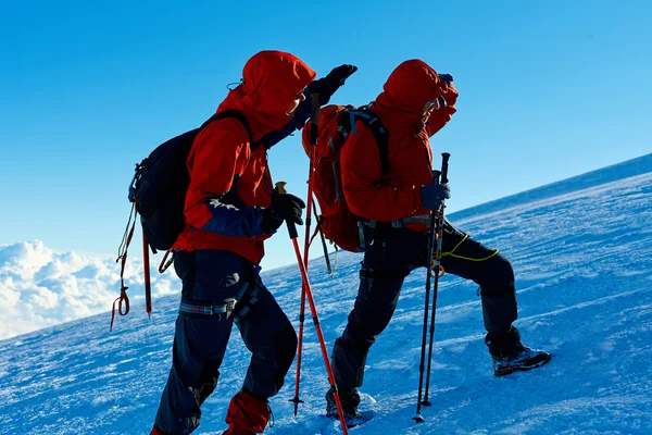 Escursionista in cima a un passo — Foto Stock