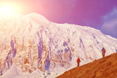 dağcılar üst kısmında bir geçiş