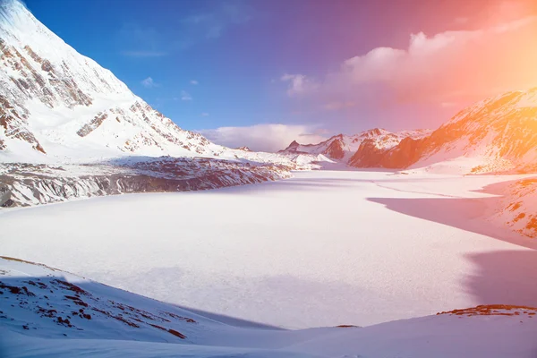 Lever de soleil dans les montagnes — Photo