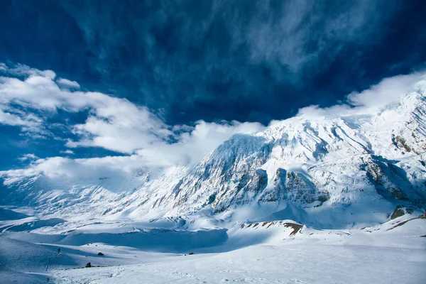 雪をかぶった山々. — ストック写真