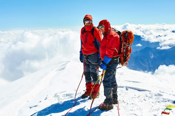 Wandelaars op de top van een pass — Stockfoto