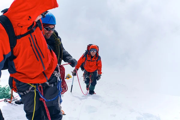 Hikers at the top of a pass — Stock Photo, Image