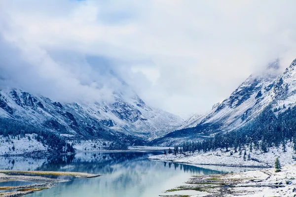 Lago de montaña — Foto de Stock