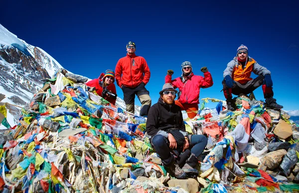 Hikers in the mountains — Stock Photo, Image