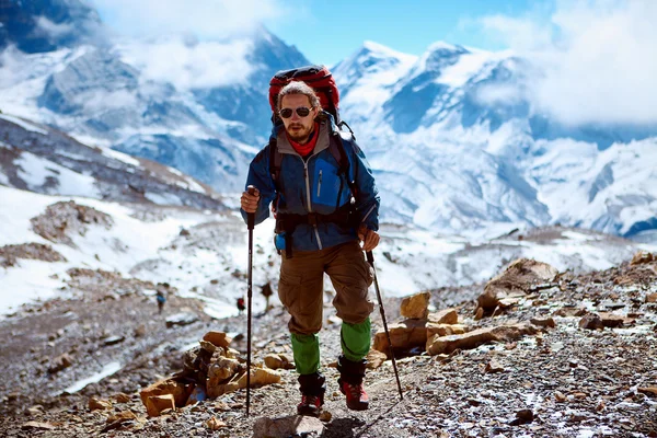 Excursionista en las montañas — Foto de Stock