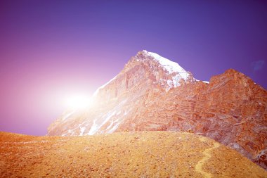 Dağları kar maskeli.