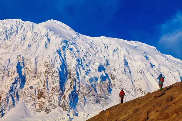 Climbers at the top of a pass — Stock Photo, Image