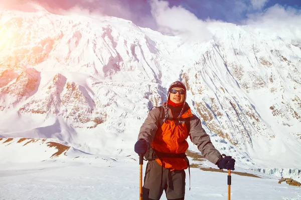 Hiker in the mountains — Stock Photo, Image