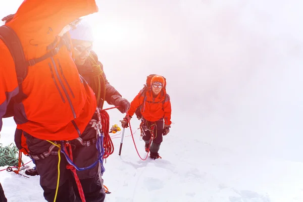 Escursionisti in cima a un passo — Foto Stock