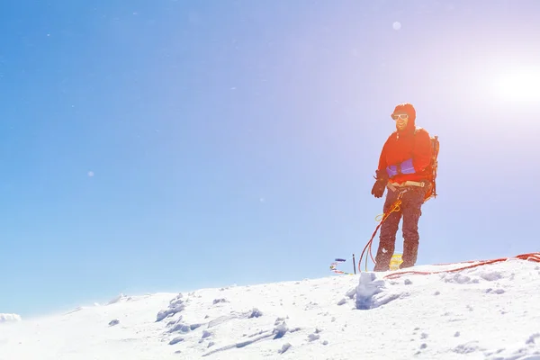 Escursionista in cima a un passo — Foto Stock