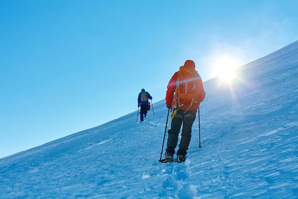 Randonneurs au sommet d'un col — Photo