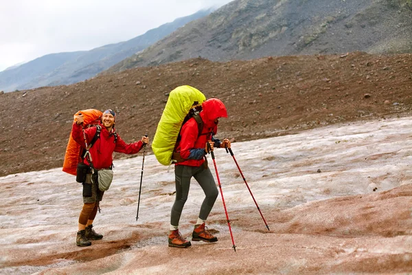 徒步旅行者在冰川上 — 图库照片