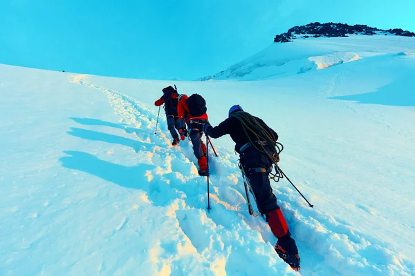 Hikers at the top of a pass — Stock Photo, Image