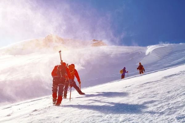 Hikers at the top of a pass — Stock Photo, Image