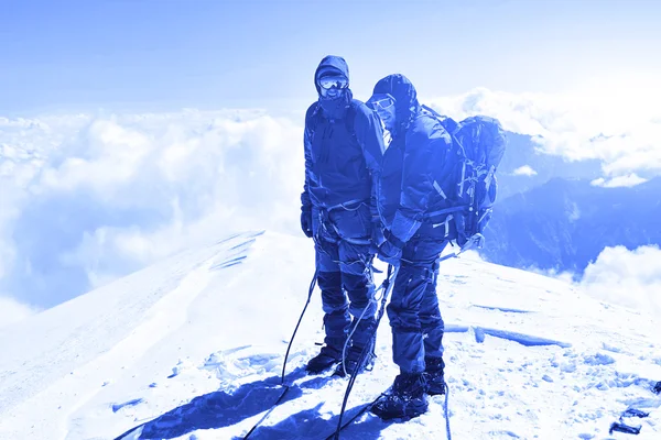 Turystów na szczycie przełęczy — Zdjęcie stockowe