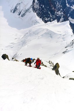 bir geçiş üstündeki yürüyüşçü