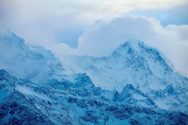 Lever de soleil dans les montagnes — Photo