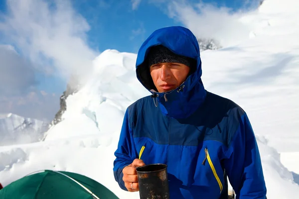 Hiker drink coffee or tea — Stock Photo, Image