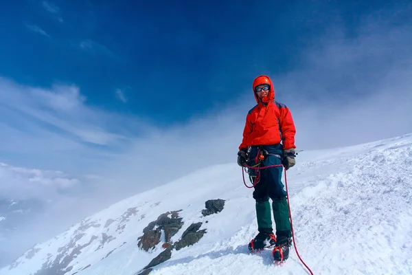 Hiker at the top of a pass — Stock Photo, Image