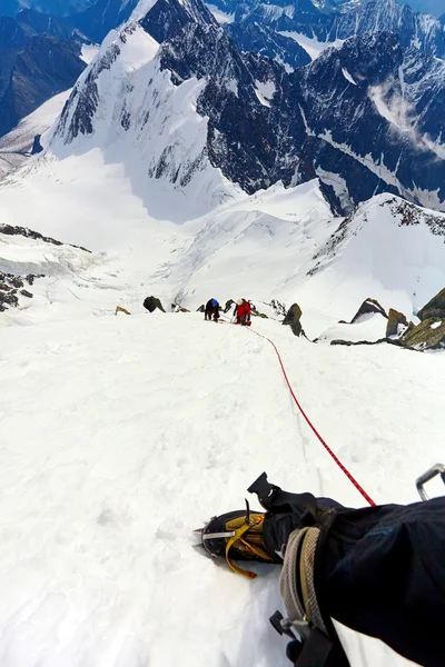 Hikers at the top of a pass — Stock Photo, Image