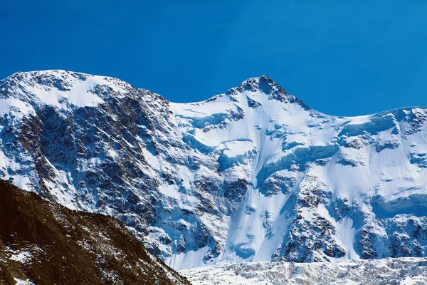 Sneeuw bedekte bergen. — Stockfoto