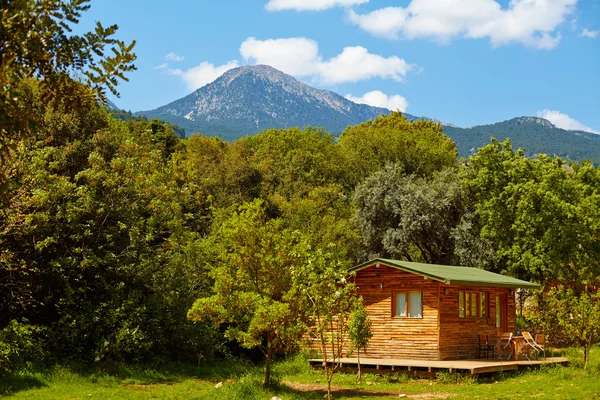 Wooden bungalows on campsite — Stock Photo, Image