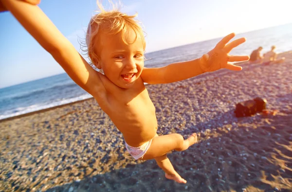 Menina na praia — Fotografia de Stock