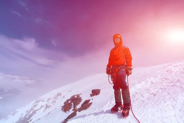 Escursionista in cima a un passo — Foto Stock