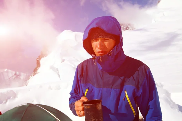 Caminhante beber café ou chá — Fotografia de Stock