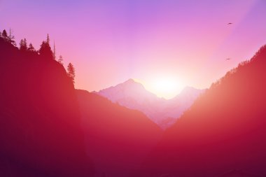 Dağlarda gün doğumu