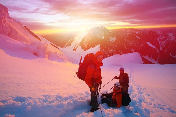 Alpinistas no topo de uma passagem — Fotografia de Stock