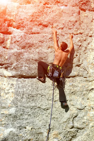 Rock climber climbing up a cliff — Stock Photo, Image