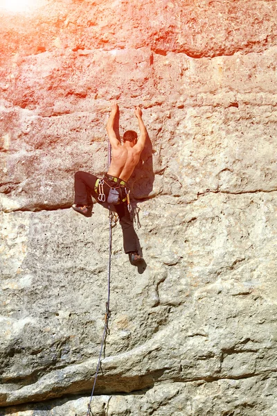 Скельний альпініст піднімається скелею — стокове фото