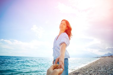 kadın mavi gökyüzü