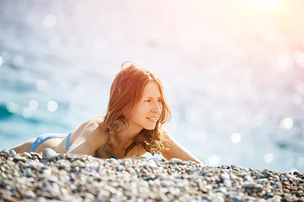 Chica en playa de mar — Foto de Stock