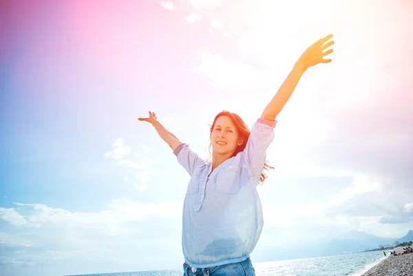 Frau gegen blauen Himmel — Stockfoto