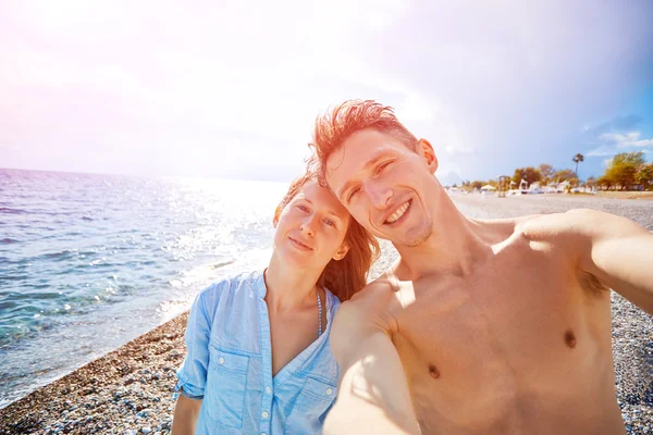 Lykkelige par på stranden – stockfoto