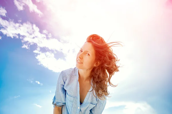 Mujer contra el cielo azul —  Fotos de Stock