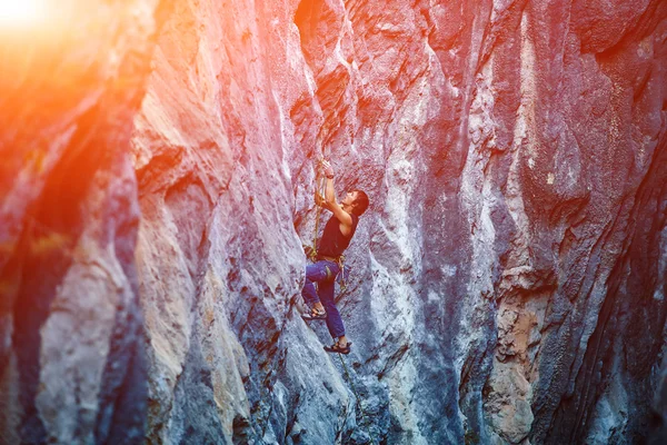 Rock climber climbing up a cliff — Stock Photo, Image