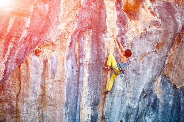 Scalatore di roccia che si arrampica su una falesia — Foto Stock