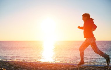 Kumsalda koşan kız.