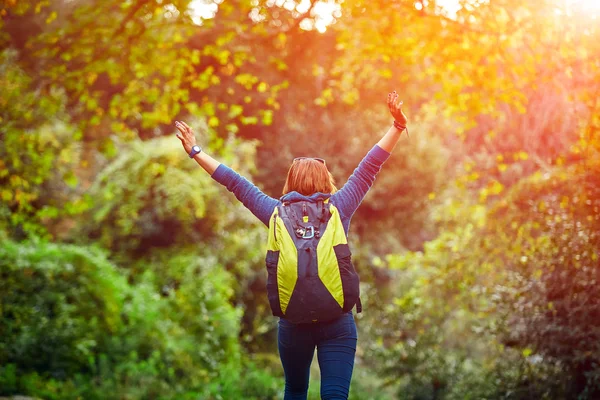 Vrouw wandelaar permanent buiten in het bos met rugzak — Stockfoto