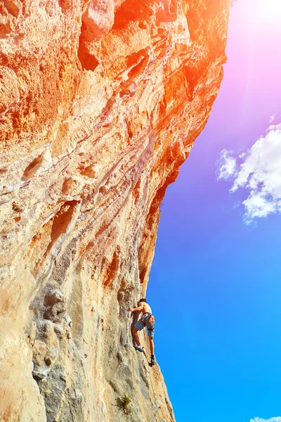 Escalade en haut d'une falaise — Photo