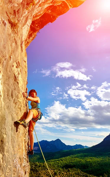 Scalatore di roccia che si arrampica su una falesia — Foto Stock